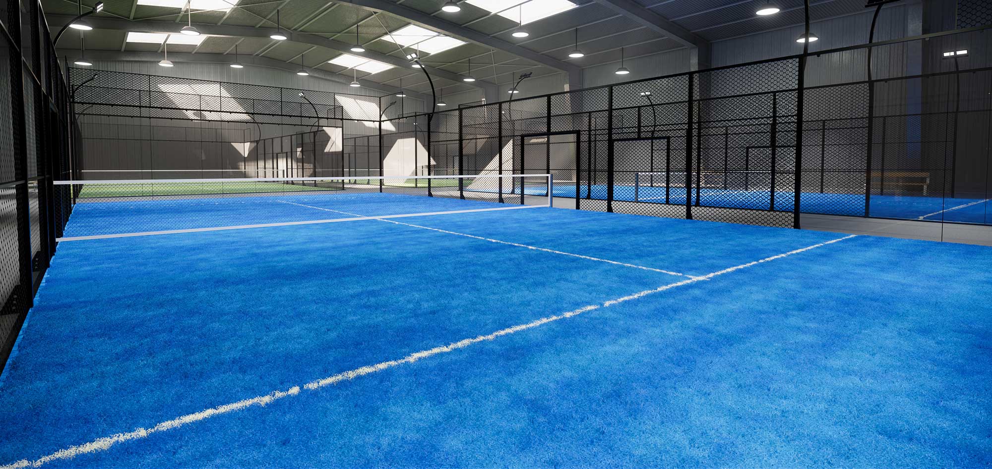 Een indoor padel baan met blauwe ondergrond